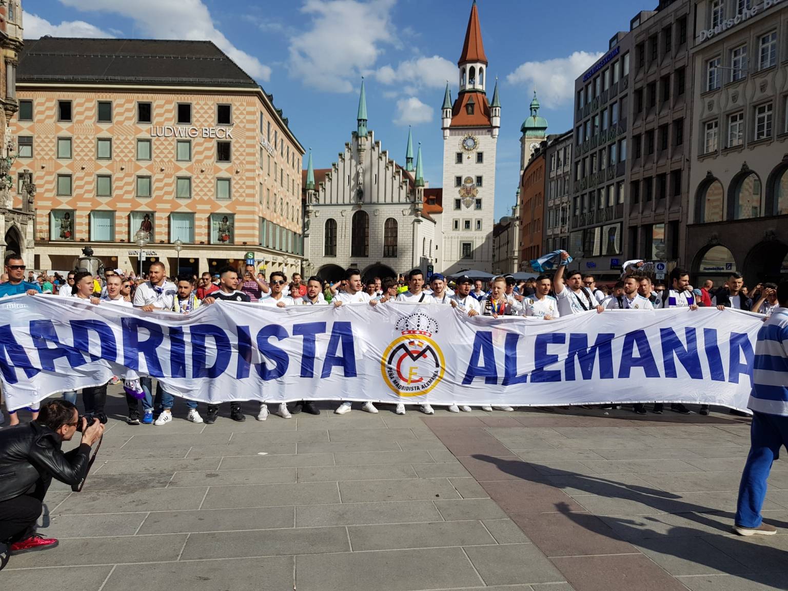 Mitglieder der Peña Madridista Alemania mit Vereinsbanner auf dem Münchner Marienplatz